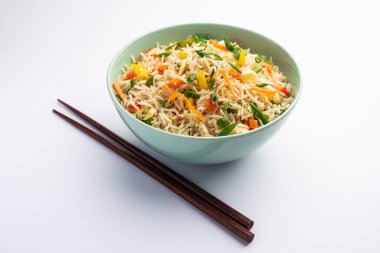 Schezwan Fried Rice Masala ya da szechuan pilavı, Çin mutfağında veya yemek çubuklarıyla servis edilen popüler bir Hint-Çin yemeğidir. seçici odak