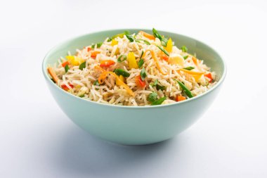 Schezwan Fried Rice Masala ya da szechuan pilavı, Çin mutfağında veya yemek çubuklarıyla servis edilen popüler bir Hint-Çin yemeğidir. seçici odak