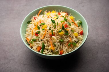 Schezwan Fried Rice Masala ya da szechuan pilavı, Çin mutfağında veya yemek çubuklarıyla servis edilen popüler bir Hint-Çin yemeğidir. seçici odak