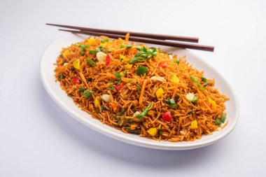 Schezwan Fried Rice Masala ya da szechuan pilavı, Çin mutfağında veya yemek çubuklarıyla servis edilen popüler bir Hint-Çin yemeğidir. seçici odak
