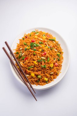 Schezwan Fried Rice Masala ya da szechuan pilavı, Çin mutfağında veya yemek çubuklarıyla servis edilen popüler bir Hint-Çin yemeğidir. seçici odak