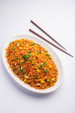 Schezwan Fried Rice Masala ya da szechuan pilavı, Çin mutfağında veya yemek çubuklarıyla servis edilen popüler bir Hint-Çin yemeğidir. seçici odak