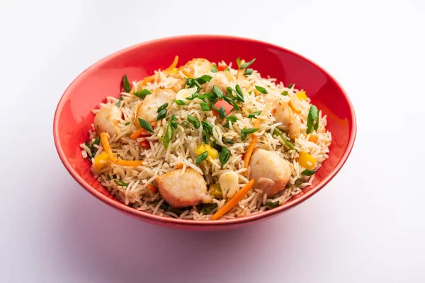 鸡肉炒饭是一种受欢迎的印度支那或印度支那街头食品 用筷子盛在盘子里 — 图库照片