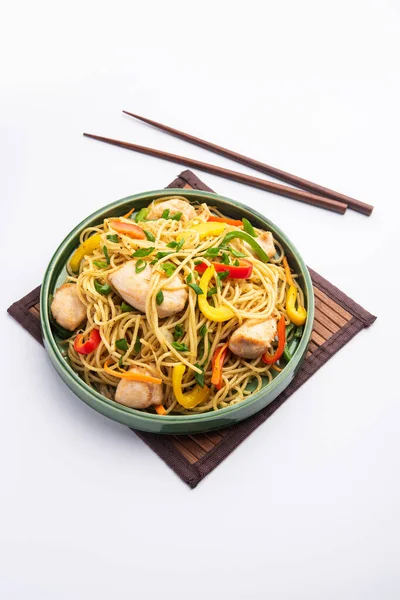 Chicken Hakka Noodles Schezwan Szechwan Noodles Served Bowl Chopsticks Selective — Stock Photo, Image
