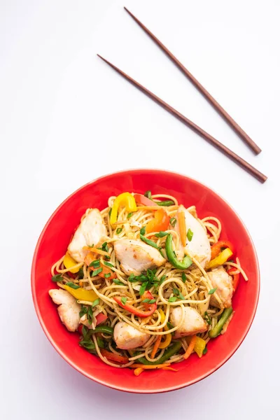 Tavuk Hakka eriştesi ya da Schezwan ya da Szechwan eriştesi yemek çubuklarıyla servis edilir. seçici odak