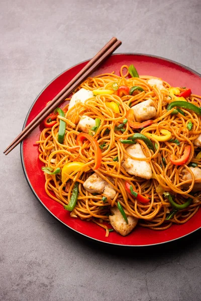 Tavuk Hakka eriştesi ya da Schezwan ya da Szechwan eriştesi yemek çubuklarıyla servis edilir. seçici odak