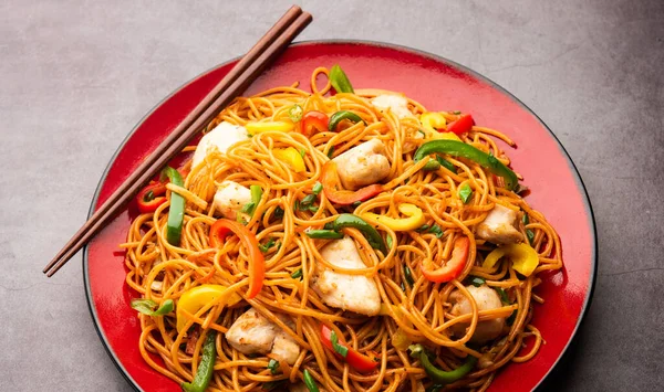 Tavuk Hakka eriştesi ya da Schezwan ya da Szechwan eriştesi yemek çubuklarıyla servis edilir. seçici odak