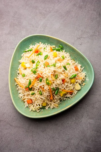 什锦炒饭 Schezwan Fried Rice Masala或Szechuan Rice 是一种受欢迎的印度支那食品 用筷子放在盘子或碗中食用 选择性重点 — 图库照片
