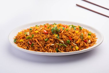 Schezwan Fried Rice Masala ya da szechuan pilavı, Çin mutfağında veya yemek çubuklarıyla servis edilen popüler bir Hint-Çin yemeğidir. seçici odak