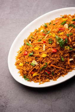 Schezwan Fried Rice Masala ya da szechuan pilavı, Çin mutfağında veya yemek çubuklarıyla servis edilen popüler bir Hint-Çin yemeğidir. seçici odak