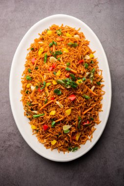 Schezwan Fried Rice Masala ya da szechuan pilavı, Çin mutfağında veya yemek çubuklarıyla servis edilen popüler bir Hint-Çin yemeğidir. seçici odak