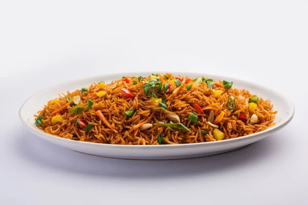 什锦炒饭 Schezwan Fried Rice Masala或Szechuan Rice 是一种受欢迎的印度支那食品 用筷子放在盘子或碗中食用 选择性重点 — 图库照片