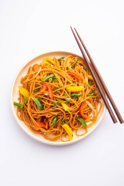 Schezwan Eriştesi ya da Szechwan sebzesi Hakka Eriştesi veya chow mein, Hint-Çin 'in popüler tariflerinden biridir.
