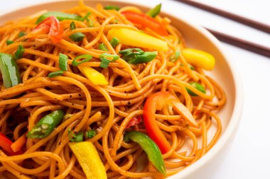 Schezwan Eriştesi ya da Szechwan sebzesi Hakka Eriştesi veya chow mein, Hint-Çin 'in popüler tariflerinden biridir.