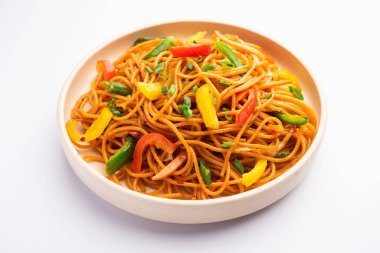 Schezwan Eriştesi ya da Szechwan sebzesi Hakka Eriştesi veya chow mein, Hint-Çin 'in popüler tariflerinden biridir.