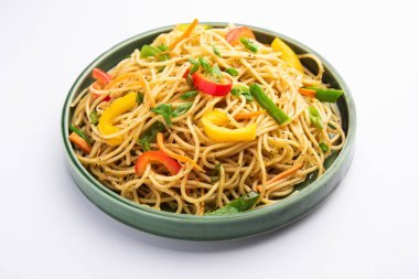 Schezwan Eriştesi ya da Szechwan sebzesi Hakka Eriştesi veya chow mein, Hint-Çin 'in popüler tariflerinden biridir.
