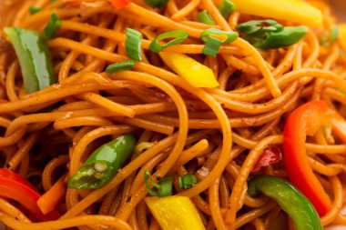 Schezwan Eriştesi ya da Szechwan sebzesi Hakka Eriştesi veya chow mein, Hint-Çin 'in popüler tariflerinden biridir.