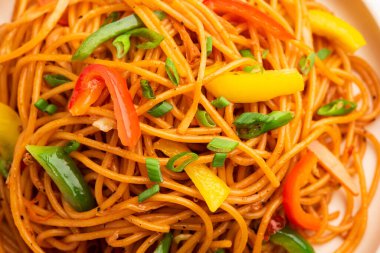 Schezwan Eriştesi ya da Szechwan sebzesi Hakka Eriştesi veya chow mein, Hint-Çin 'in popüler tariflerinden biridir.