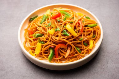 Schezwan Eriştesi ya da Szechwan sebzesi Hakka Eriştesi veya chow mein, Hint-Çin 'in popüler tariflerinden biridir.