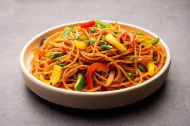 Schezwan Eriştesi ya da Szechwan sebzesi Hakka Eriştesi veya chow mein, Hint-Çin 'in popüler tariflerinden biridir.