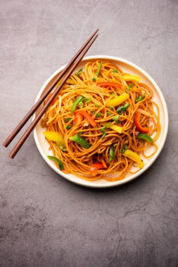 Schezwan Eriştesi ya da Szechwan sebzesi Hakka Eriştesi veya chow mein, Hint-Çin 'in popüler tariflerinden biridir.