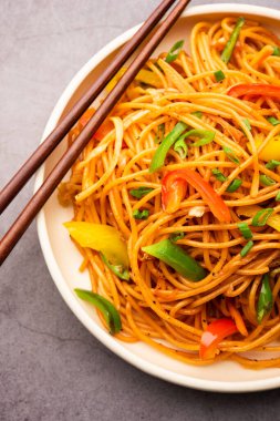 Schezwan Eriştesi ya da Szechwan sebzesi Hakka Eriştesi veya chow mein, Hint-Çin 'in popüler tariflerinden biridir.