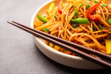 Schezwan Eriştesi ya da Szechwan sebzesi Hakka Eriştesi veya chow mein, Hint-Çin 'in popüler tariflerinden biridir.
