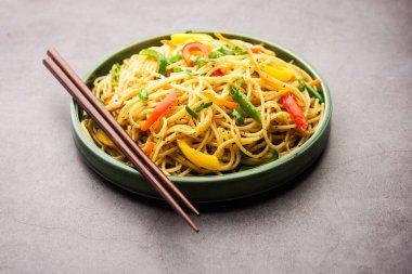 Schezwan Eriştesi ya da Szechwan sebzesi Hakka Eriştesi veya chow mein, Hint-Çin 'in popüler tariflerinden biridir.