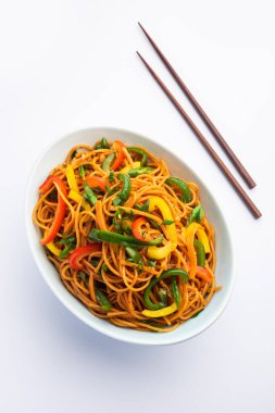 Schezwan Eriştesi ya da Szechwan sebzesi Hakka Eriştesi veya chow mein, Hint-Çin 'in popüler tariflerinden biridir.