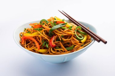 Schezwan Eriştesi ya da Szechwan sebzesi Hakka Eriştesi veya chow mein, Hint-Çin 'in popüler tariflerinden biridir.
