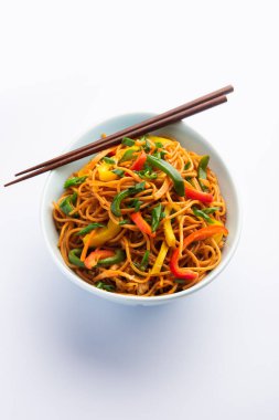 Schezwan Eriştesi ya da Szechwan sebzesi Hakka Eriştesi veya chow mein, Hint-Çin 'in popüler tariflerinden biridir.