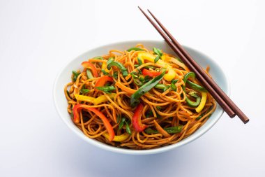 Schezwan Eriştesi ya da Szechwan sebzesi Hakka Eriştesi veya chow mein, Hint-Çin 'in popüler tariflerinden biridir.