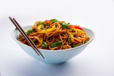 Schezwan Eriştesi ya da Szechwan sebzesi Hakka Eriştesi veya chow mein, Hint-Çin 'in popüler tariflerinden biridir.