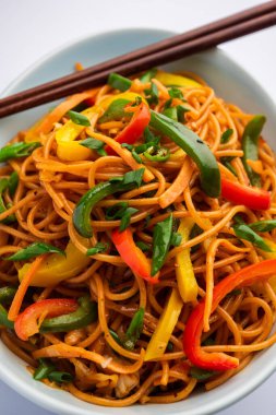 Schezwan Eriştesi ya da Szechwan sebzesi Hakka Eriştesi veya chow mein, Hint-Çin 'in popüler tariflerinden biridir.
