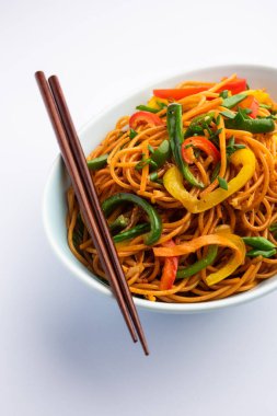 Schezwan Eriştesi ya da Szechwan sebzesi Hakka Eriştesi veya chow mein, Hint-Çin 'in popüler tariflerinden biridir.