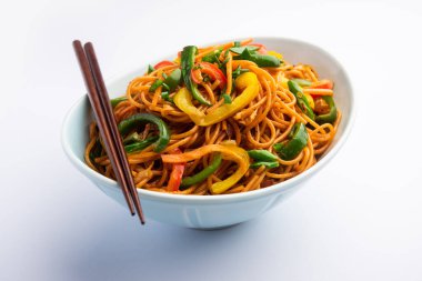 Schezwan Eriştesi ya da Szechwan sebzesi Hakka Eriştesi veya chow mein, Hint-Çin 'in popüler tariflerinden biridir.