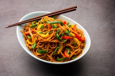 Schezwan Eriştesi ya da Szechwan sebzesi Hakka Eriştesi veya chow mein, Hint-Çin 'in popüler tariflerinden biridir.
