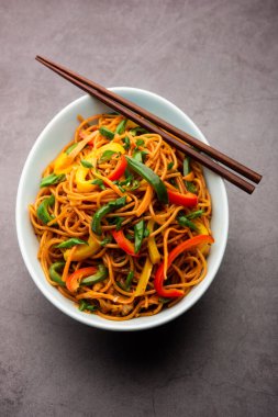 Schezwan Eriştesi ya da Szechwan sebzesi Hakka Eriştesi veya chow mein, Hint-Çin 'in popüler tariflerinden biridir.