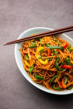 Schezwan Eriştesi ya da Szechwan sebzesi Hakka Eriştesi veya chow mein, Hint-Çin 'in popüler tariflerinden biridir.