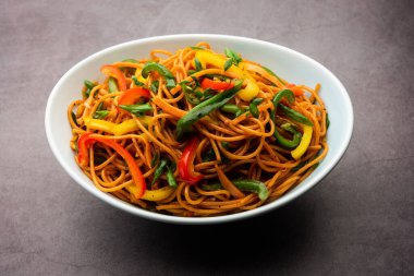 Schezwan Eriştesi ya da Szechwan sebzesi Hakka Eriştesi veya chow mein, Hint-Çin 'in popüler tariflerinden biridir.