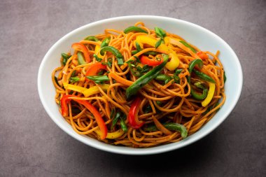 Schezwan Eriştesi ya da Szechwan sebzesi Hakka Eriştesi veya chow mein, Hint-Çin 'in popüler tariflerinden biridir.