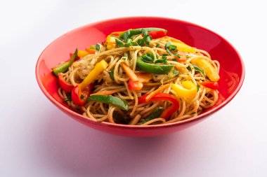 Schezwan Eriştesi ya da Szechwan sebzesi Hakka Eriştesi veya chow mein, Hint-Çin 'in popüler tariflerinden biridir.