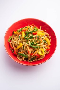 Schezwan Eriştesi ya da Szechwan sebzesi Hakka Eriştesi veya chow mein, Hint-Çin 'in popüler tariflerinden biridir.