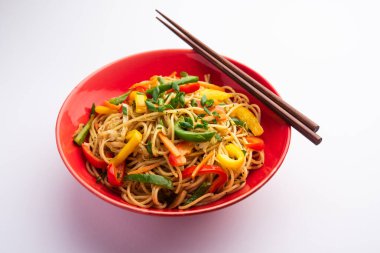 Schezwan Eriştesi ya da Szechwan sebzesi Hakka Eriştesi veya chow mein, Hint-Çin 'in popüler tariflerinden biridir.