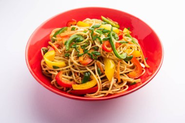 Schezwan Eriştesi ya da Szechwan sebzesi Hakka Eriştesi veya chow mein, Hint-Çin 'in popüler tariflerinden biridir.