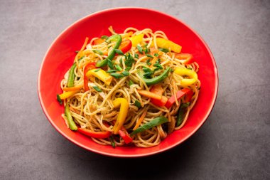 Schezwan Eriştesi ya da Szechwan sebzesi Hakka Eriştesi veya chow mein, Hint-Çin 'in popüler tariflerinden biridir.