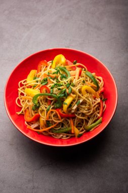 Schezwan Eriştesi ya da Szechwan sebzesi Hakka Eriştesi veya chow mein, Hint-Çin 'in popüler tariflerinden biridir.
