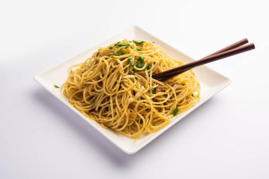 Schezwan Eriştesi ya da Szechwan sebzesi Hakka Eriştesi veya chow mein, Hint-Çin 'in popüler tariflerinden biridir.