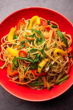 Schezwan Eriştesi ya da Szechwan sebzesi Hakka Eriştesi veya chow mein, Hint-Çin 'in popüler tariflerinden biridir.