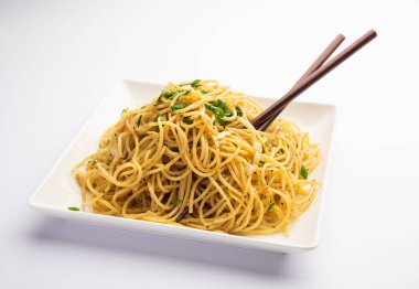 Schezwan Eriştesi ya da Szechwan sebzesi Hakka Eriştesi veya chow mein, Hint-Çin 'in popüler tariflerinden biridir.